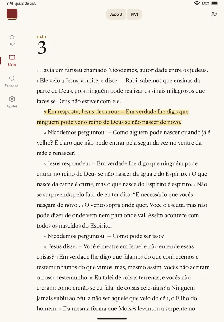 App Bíblia Sagrada no iPad, na vertical, com um capítulo aberto no leitor